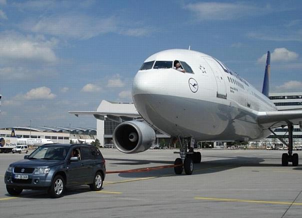 Suzuki Grand Vitara zieht 100-Tonnen-Airbus.